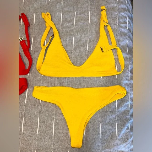 Bikinis - Picture 3 of 3